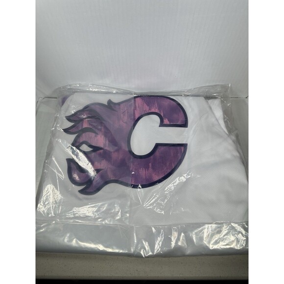 Size XL Fanatics Calgary Flames Hockey Fights Cancer Jersey 2024 NHL NEW - Picture 4 of 4